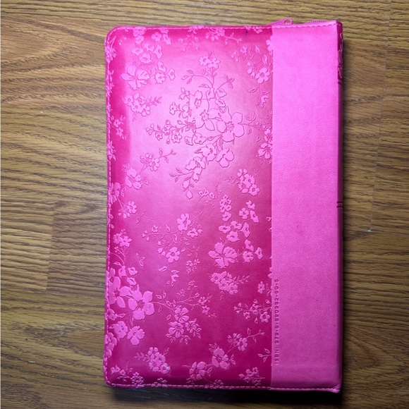 NWT King James Version (KJV) Holy Biblewith a large print, fuchsia leather - Picture 2 of 5